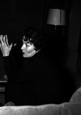 María Félix, actriz, sentada en el sillón de una oficina durante una entrevista