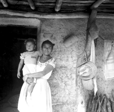 Mujer cargando a su hija, retrato
