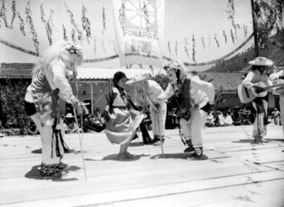 Indígenas representando la danza de los viejitos
