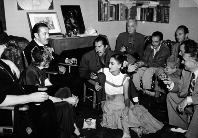 Emilio Indio Fernández y esposa conviviendo con empresarios y actores de cine durante un evento en su casa