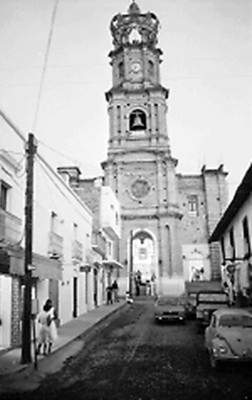 Calle e iglesia al fondo, Puerto Vallarta