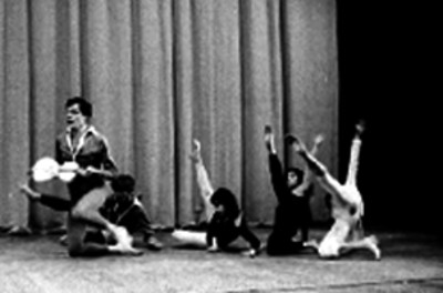 Bailarines de ballet ensayan coreografia