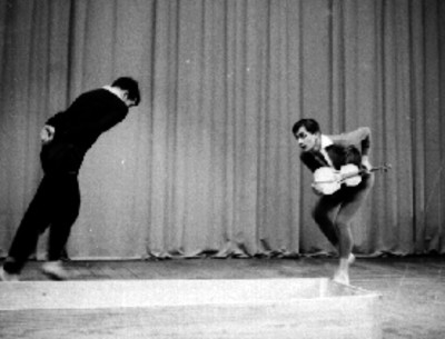 Bailarines en un escenario ensaya ballet