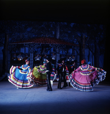 Bailarines de folclór interpretan son de jalisco