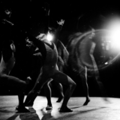 Bailarines de ballet presentan coreografía