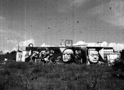 Tableros del mural La Marcha de la Humanidad en terrenos aledaños al taller de David Alfaro Siqueiros