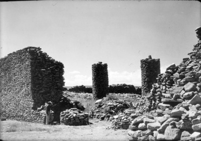 Hombre a un costado de las columnas en la zona arqueológica La Quemada