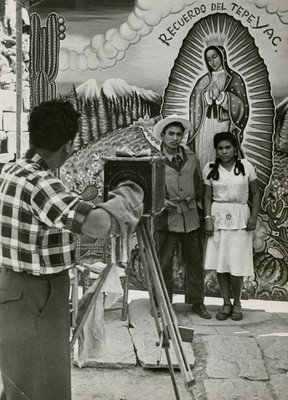 Fotógrafo retrata a pareja frente a una imagen de la Virgen de Guadalupe