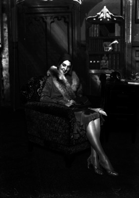 Consuelo Frank, actriz, sentada en un sillón dentro de una oficina, retrato