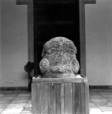 Pieza escultórica en patio del Museo de Veracruz