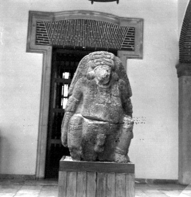 Escultura masculina sedente