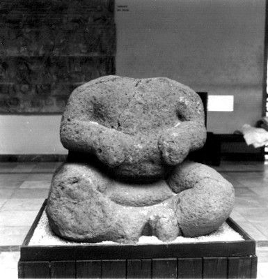 Escultura sedente sin cabeza