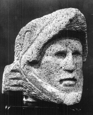 Escultura que representa la cabeza de un caballero águila