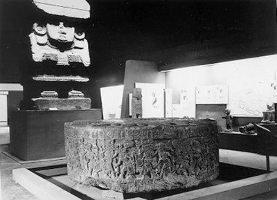 Vista de la piedra de Tizoc y Chalchiuhtlicue en interior de museo