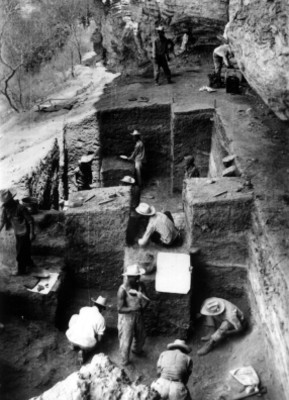 Hombres trabajan en cuadrículas de excavación