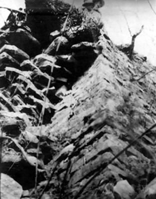 Hombres en la parte superior de un muro durante su excavación