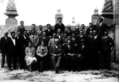 Lorenzo Fuentes con varias personas posando en la azotea de la catedral, retrato de grupo
