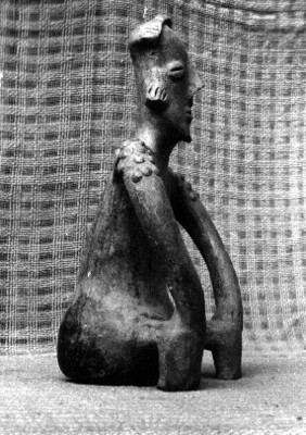 Figura antropomorfa sedente