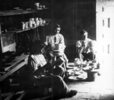 Artesanos decorando cerámica