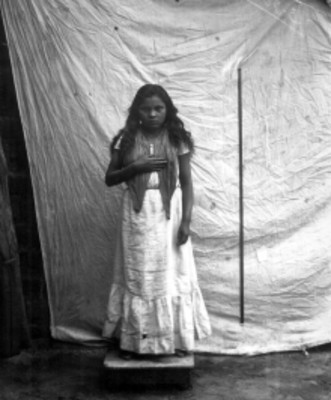Mujer nahua con la mano en el pecho, retrato