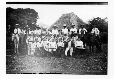 Francisco del Paso y Troncoso con federales y rurales, retrato de grupo