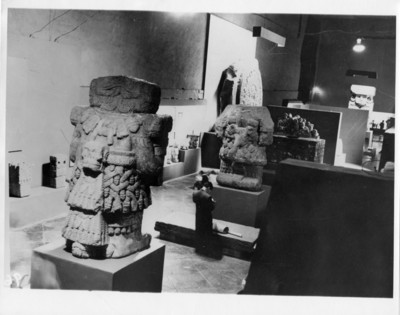 Chalchiuhtlicue y otras piezas exhibidas en la sala de monolitos