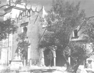 Portada principal y entrada de monasterio franciscano en Tlalnepantla