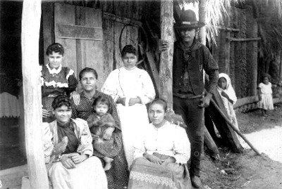 Familia fuera de vivienda, retrato de grupo