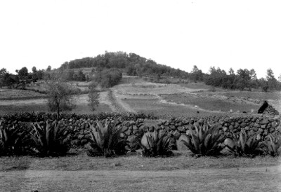 Vista panorámica de un cerro con una capilla en la sima