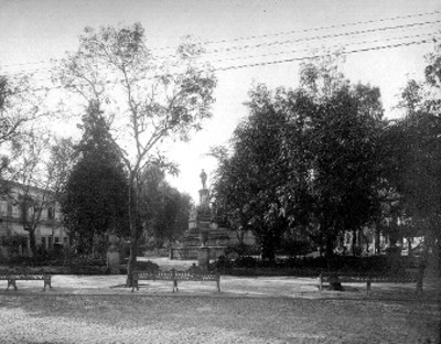 Jardín y estatua de Melchor Ocampo