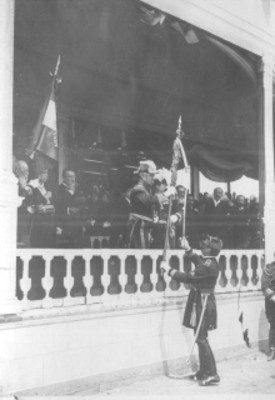 General Porfirio Díaz durante la entrega de banderas de la Vaquita