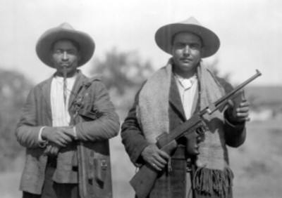 Pareja de hombres portan armamento
