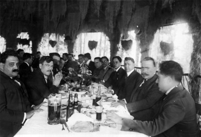 Obregón y su gabinete en un banquete en Santa Fe