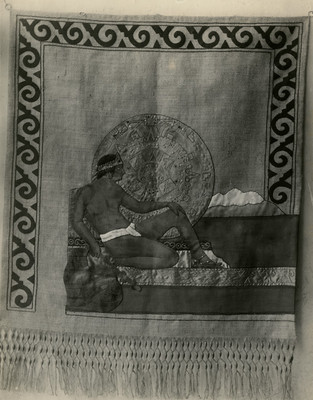 Tapete decorado con motivos aztecas, exhibido en un museo