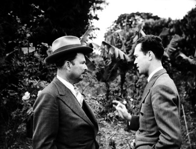 Tomás Garrido Canabal conversando con un hombre en un jardín al parecer en entrevista