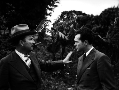 Tomás Garrido Canabal conversando con un periodista en un jardín