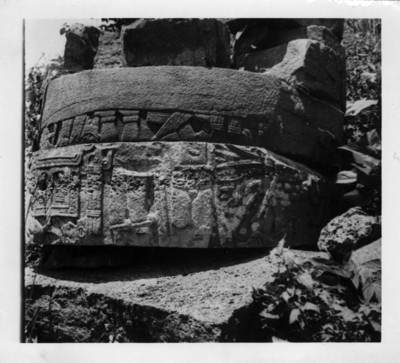 Fragmento de columnas con relieves en el Tajín