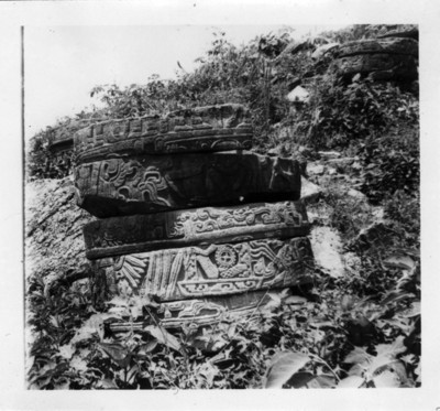 Columnas con relieves en ruinas