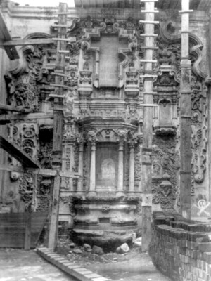 Altar religioso en restauración, vista parcial