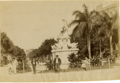 Hombres frente al monumento de la Diosa Diana