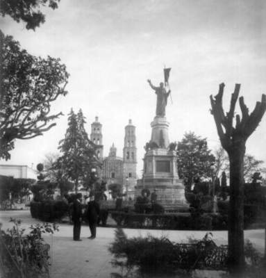 "Estatua de Hidalgo en Dolores, Gto.", al fondo la Parroquia de Nuestra Señora de los Dolores
