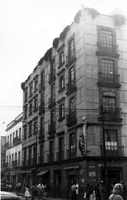 Edificio ubicado en la esquina de la calle Corregidora, ciudad de México