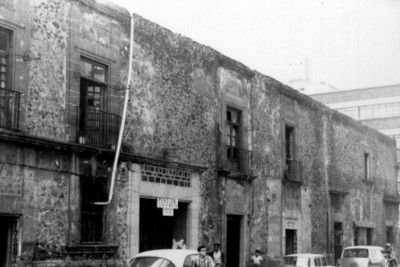 Fachada de un edificio sin restaurar, ciudad de México