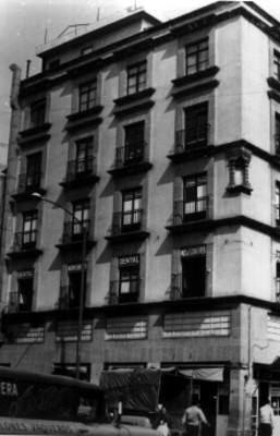 Edificio en la esquina de la calle Academia y Corregidora
