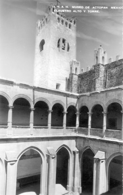 Convento de Actopan, claustro alto y torre, vista parcial