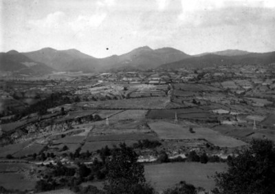 Paisaje de poblado y campos de cultivo