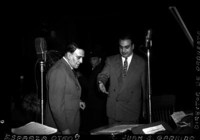 Juan S. Garrido conversando con Oteo Esparza durante un sorteo de la Lotería Nacional
