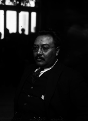 Celestino Gasca, regente, en una oficina, retrato