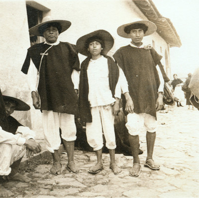 Hombre Tzotzile de pie en las calles de Chiapas, retrato