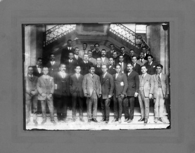 Alfonso Cravioto y otros personajes dentro de un edificio público, retrato de grupo
